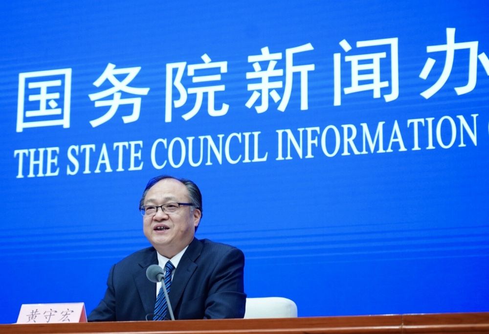5月22日，國務(wù)院新聞辦邀請(qǐng)政府工作報(bào)告起草組負(fù)責(zé)人、國務(wù)院研究室主任黃守宏解讀政府工作報(bào)告有關(guān)情況。新華社記者　陳建力　攝
