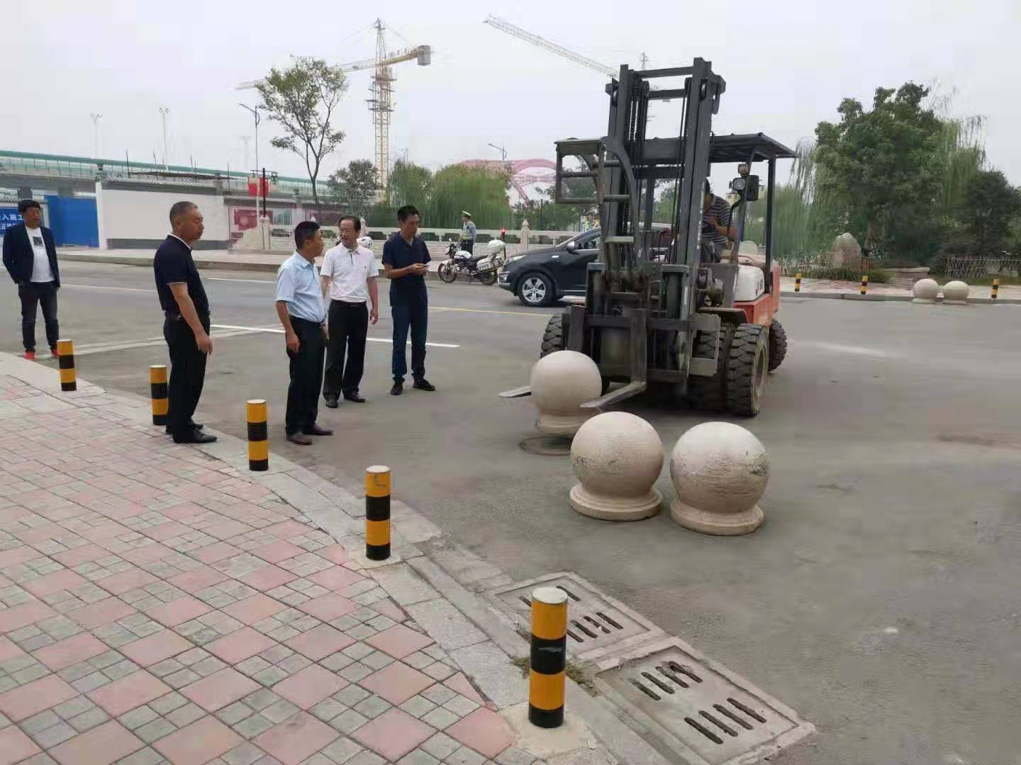 為向新中國(guó)成立七十周年獻(xiàn)禮，市城建集團(tuán)攻堅(jiān)克難，實(shí)現(xiàn)了北門棚改區(qū)域民生路10月1日零時(shí)順利通車。國(guó)慶假期，市城建集團(tuán)堅(jiān)持做好一線工作，在與交警部門共同做好民生路通車保障工作外，抓細(xì)節(jié)，抓落實(shí)，確保其他各項(xiàng)工作有序推進(jìn)。.jpg