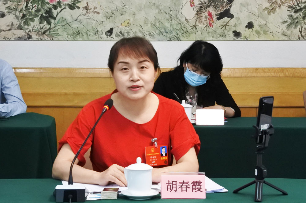 5月23日，全國人大代表胡春霞在參加分組審議政府工作報(bào)告時(shí)發(fā)言。新華社記者　吳雨　攝